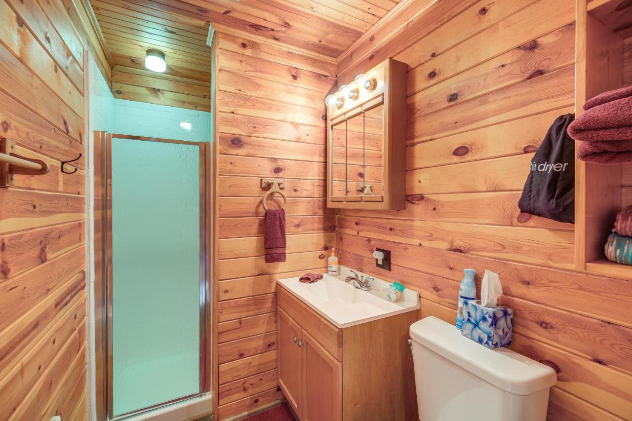 Blue Ridge Mountain Cabin With Views And Hot Tub Sparta Екстериор снимка